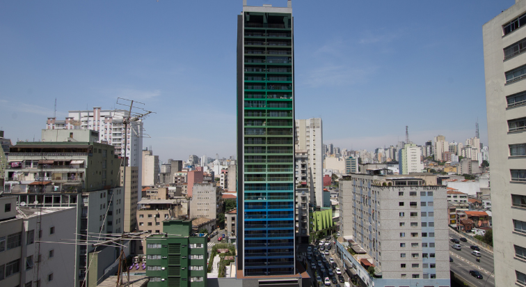 Ed. Brasil é um empreendimento que chama atenção pelas suas cores na fachada. Um empreendimento que destoa do cinza da cidade