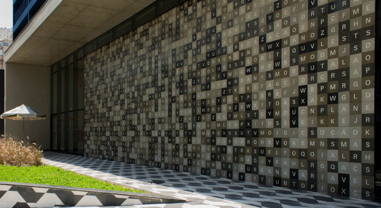 A parede de caça-palavras presente na fachada do Ed. Brasil foi criada pelo artista Vitor Cesar e possui termos que se referem à arquitetura e urbanismo