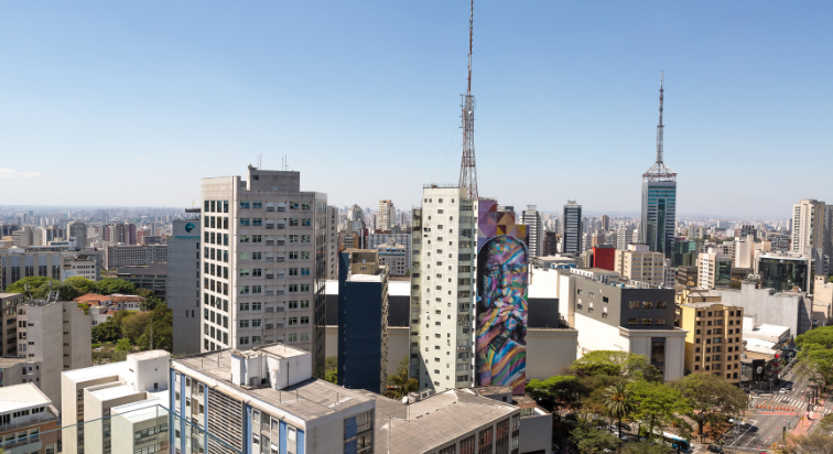 Arte do Kobra em um prédio na Avenida Paulista, na região da Bela Vista